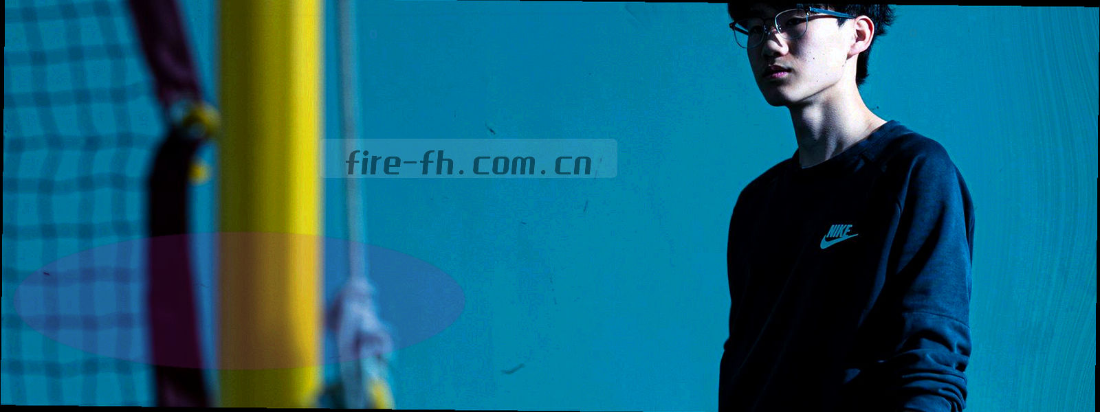 球场灯光下翻动的赛事数据表与比分记录叠化画面，冷青与暖橙交错