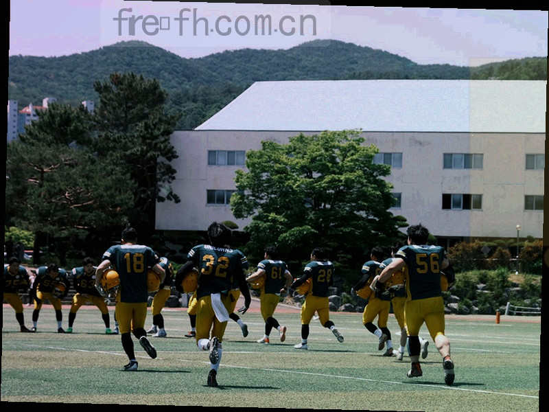 笔记本电脑屏幕上打开的赛事统计表格，旁边摊着一本手写笔记
